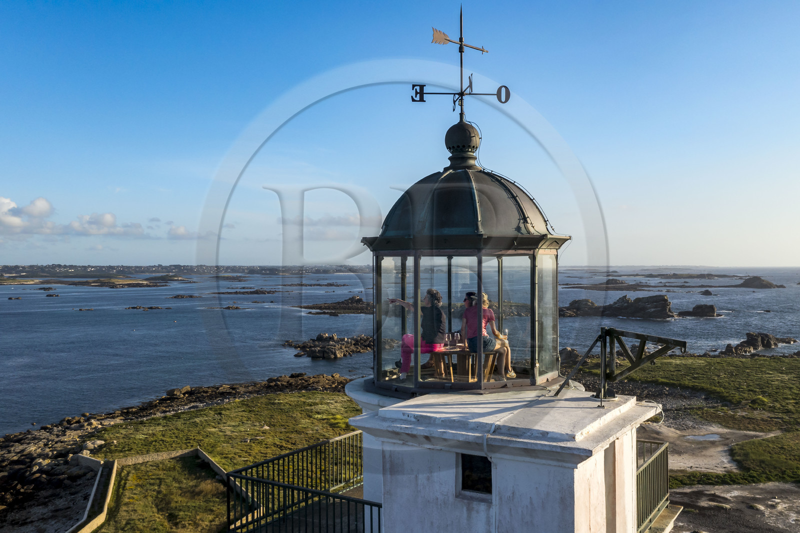 France, Finistère (29), Pays des Abers, Ile Vierge dans l'archipel de Lilia, apéro avec vue sur l'estuaire de l'Aber Wrac'h depuis le sommet de l'ancien phare de 1845 transformé en écogite (vue aérienne)