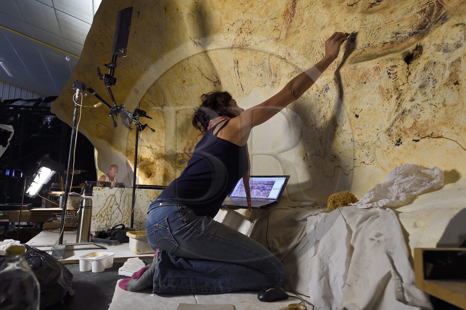France, Dordogne (24), Montignac, l’Atelier des Fac-Similés du Périgord (AFSP) spécialisé dans la reproduction minérale de parois ornées de la préhistoire et en charge de la reconstitution fidèle des parois de la grotte de Lascaux, reproductions des peintures, mention obligatoire Atelier des Fac-Similés du Périgord France, Dordogne (24), Montignac, l’Atelier des Fac-Similés du Périgord (AFSP) spécialisé dans la reproduction minérale de parois ornées de la préhistoire et en charge de la reconstitution fidèle des parois de la grotte de Lascaux, reproductions des peintures, mention obligatoire Atelier des Fac-Similés du Périgord