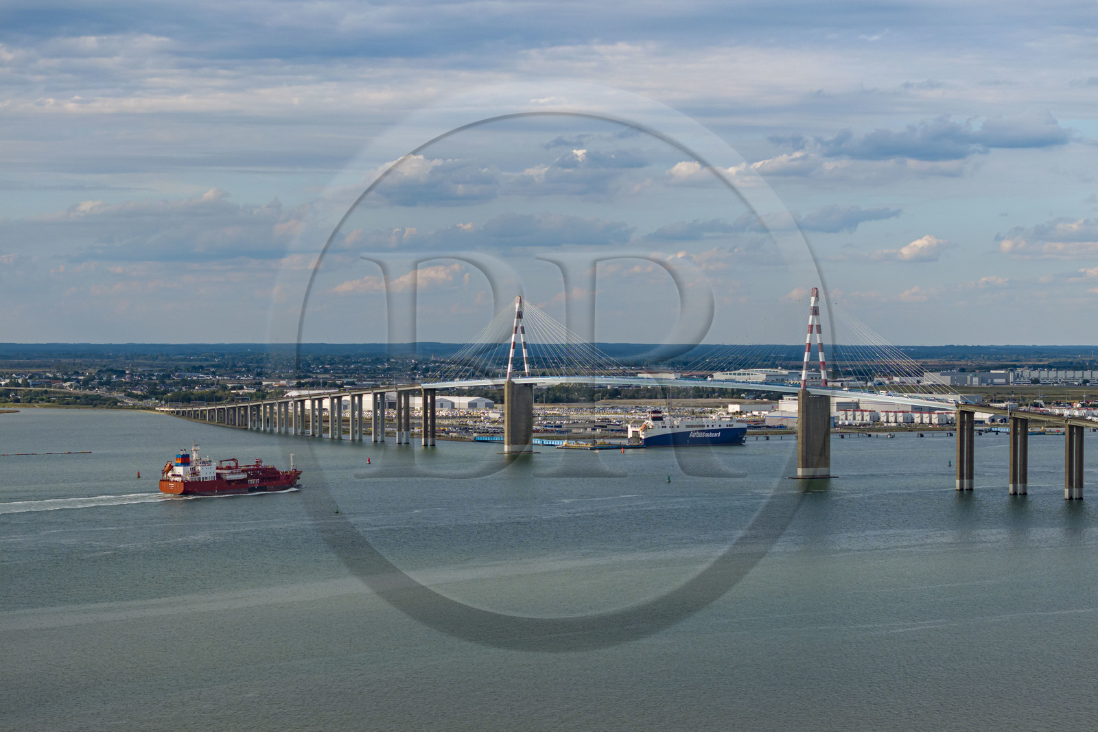 France, Loire-Atlantique (44), le pont de Saint-Nazaire et le port de Saint-Nazaire en arrière plan (vue aérienne)