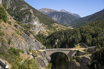 France, Hautes Alpes (05), Briançon, site Vauban classé Patrimoine Mondial de l'UNESCO, le pont d'Asfeld à l'entrée de la citadelle dominant les gorges de la Durance