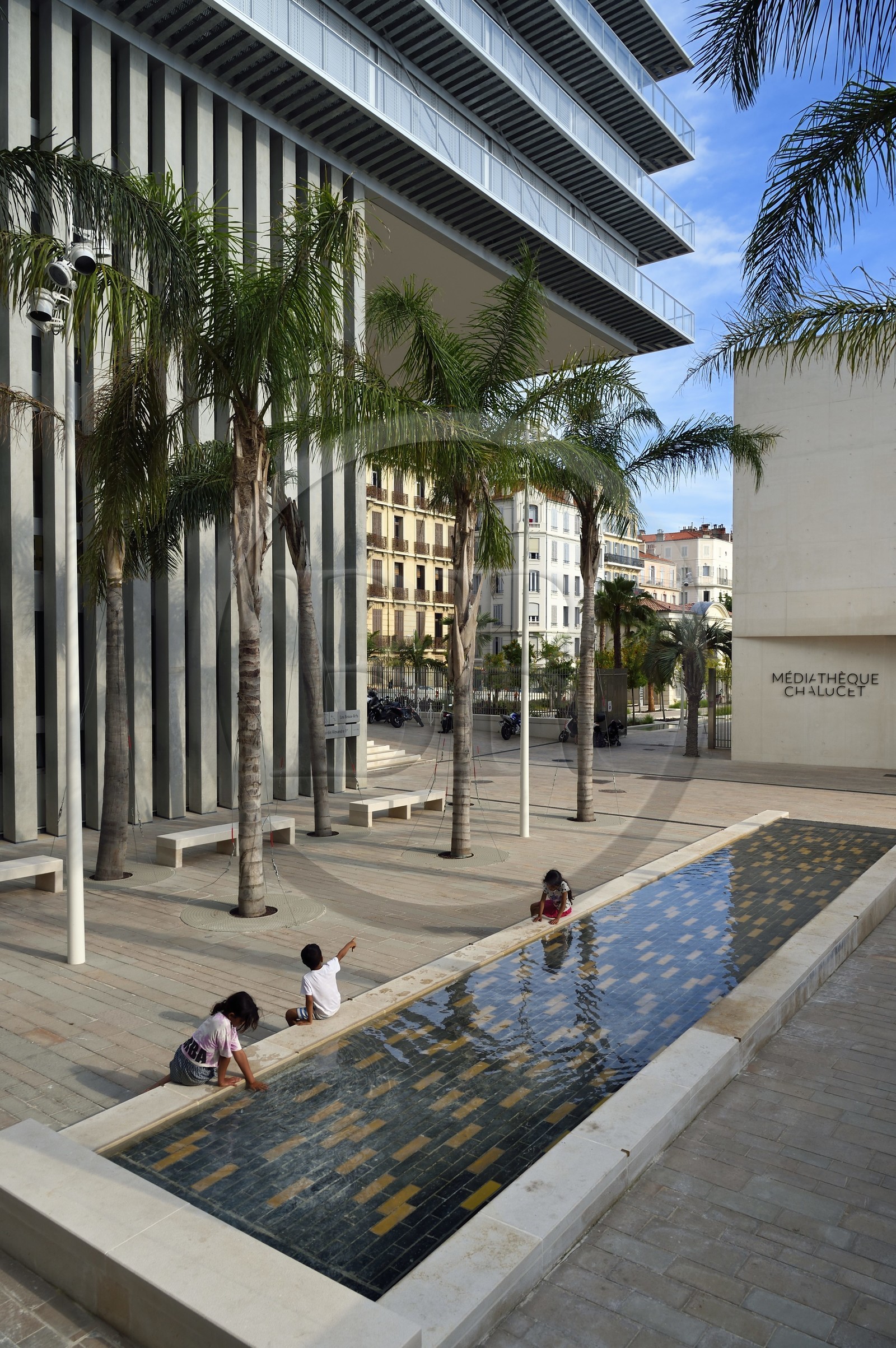 France, Var (83), Toulon, quartier Chalucet, la Maison de la Créativité abritant l'Ecole Camondo Méditerranée (Architecture d'intérieur et Design) à gauche surplombant la médiathèque Chalucet dans le Jardin Alexandre 1er