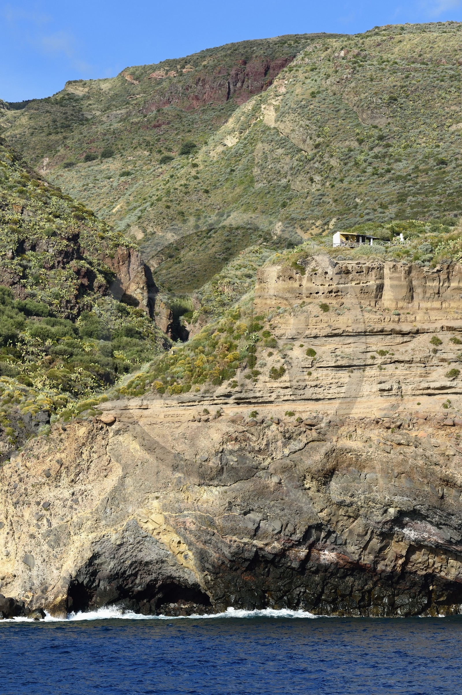 Italie, Sicile, iles Eoliennes, classées Patrimoine Mondial de l'UNESCO, Ile de Lipari, falaises de la cote Ouest Italie, Sicile, iles Eoliennes, classées Patrimoine Mondial de l'UNESCO, Ile de Lipari, falaises de la cote Ouest