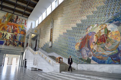 Norvège, Oslo, l'hotel de ville (Radhuset), salle principale qui accueille la cérémonie du prix Nobel de la paix, fresques avec des motifs tirés de l'histoire, de la culture et du monde du travail norvégien