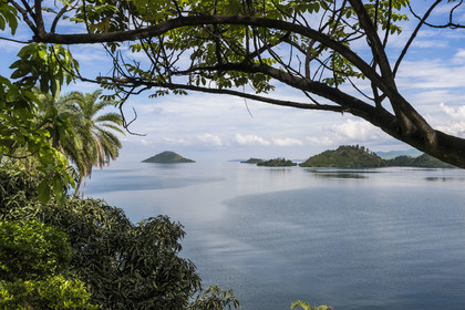 Rwanda, Province de l’Ouest, Karongi (anciennement nommée Kibuye), lac Kivu, l'Ile Napoléon nommé ainsi en raison de sa forme qui ressemble au chapeau de l'empereur en arrière plan