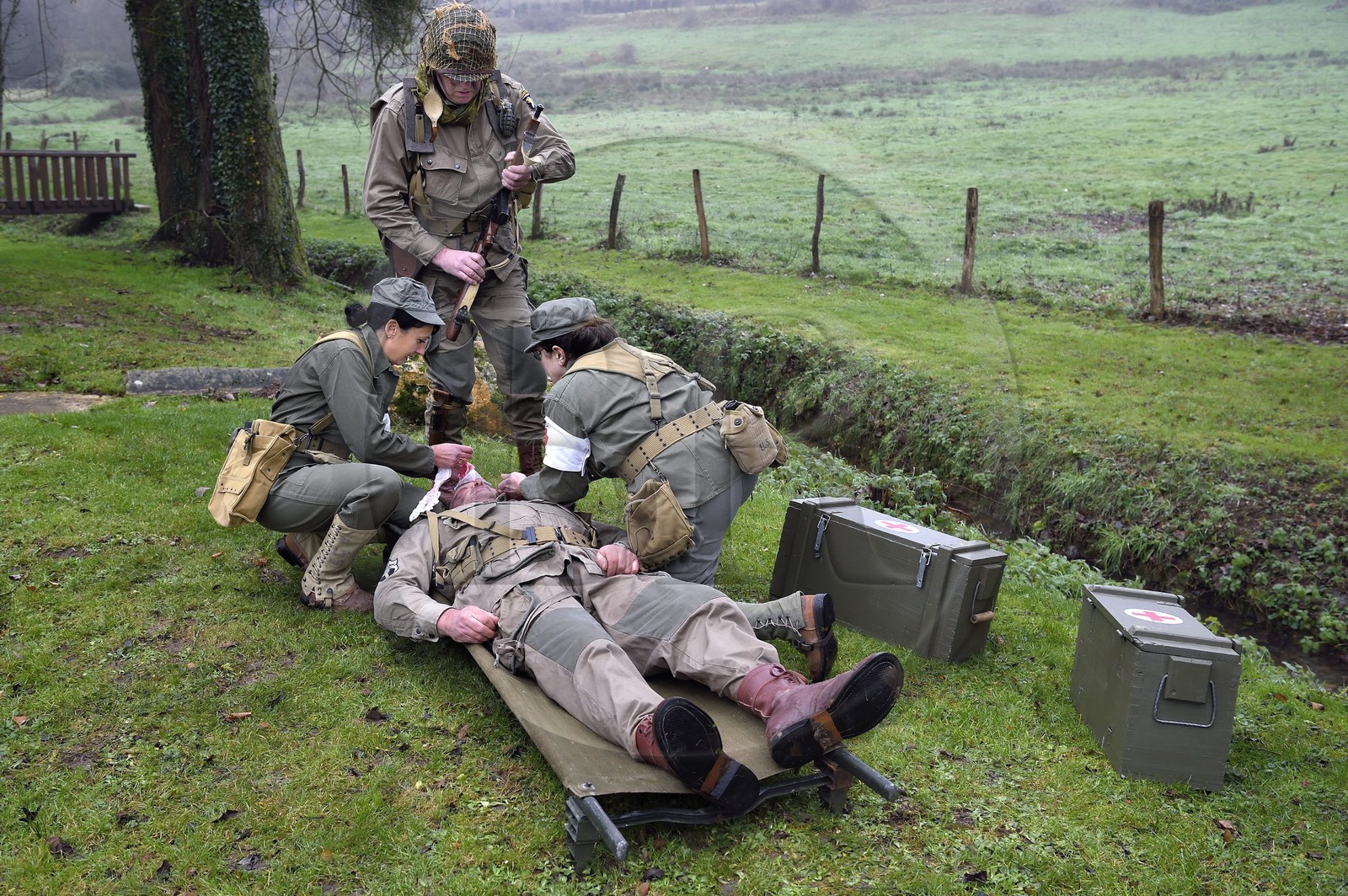 France, Eure (27), Sainte-Colombe-prés-Vernon, Allied Reconstitution Group (association de reconstitution historique de la 2éme Guerre Mondiale américain et Maquis), reconstitueurs en uniforme de la 101e division aéroportée US et infirmières soignant un soldat blessé