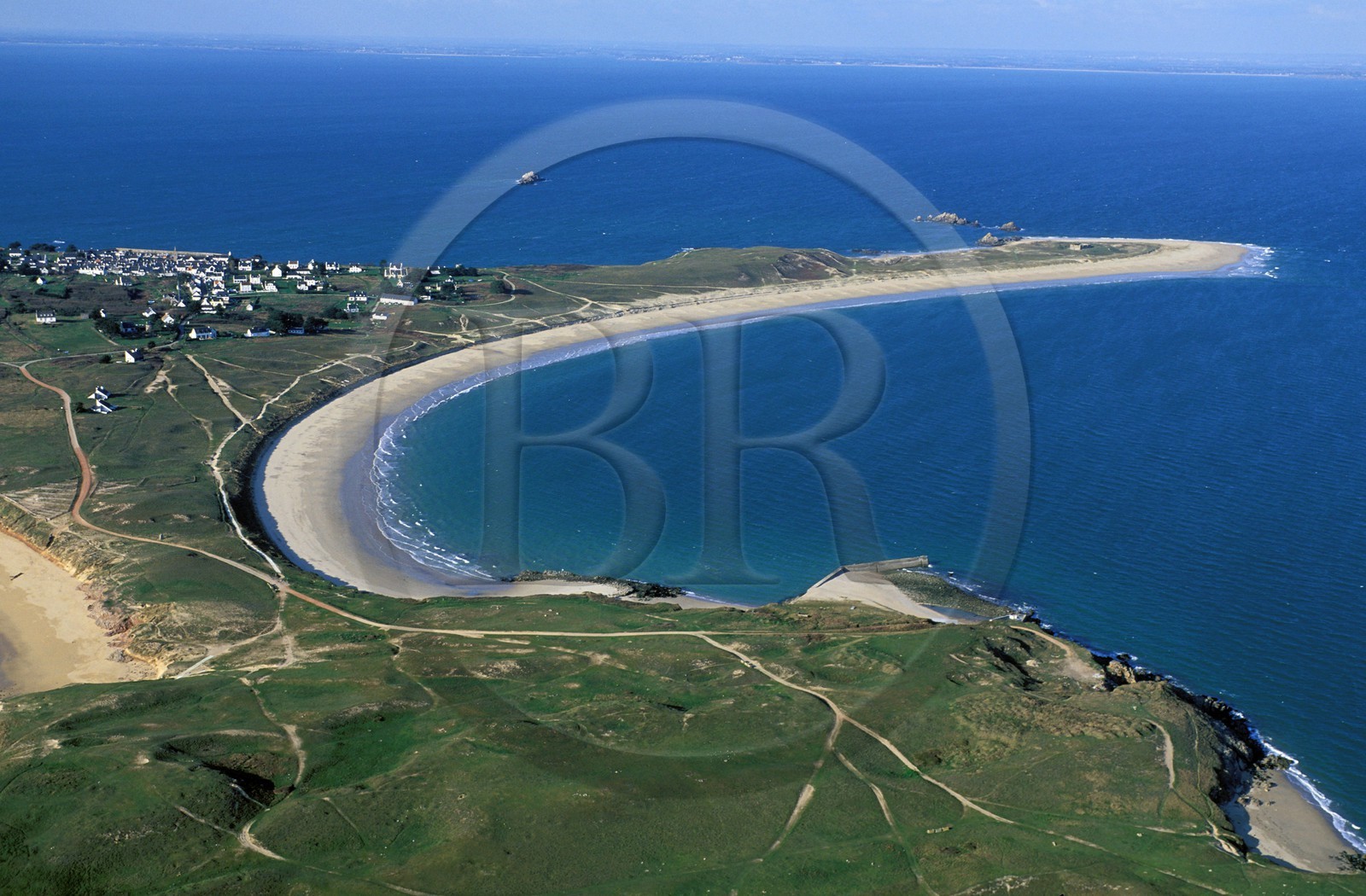 France, Morbihan (56), une des plus belles plages à l'est de l'île de Houat (vue aérienne)
