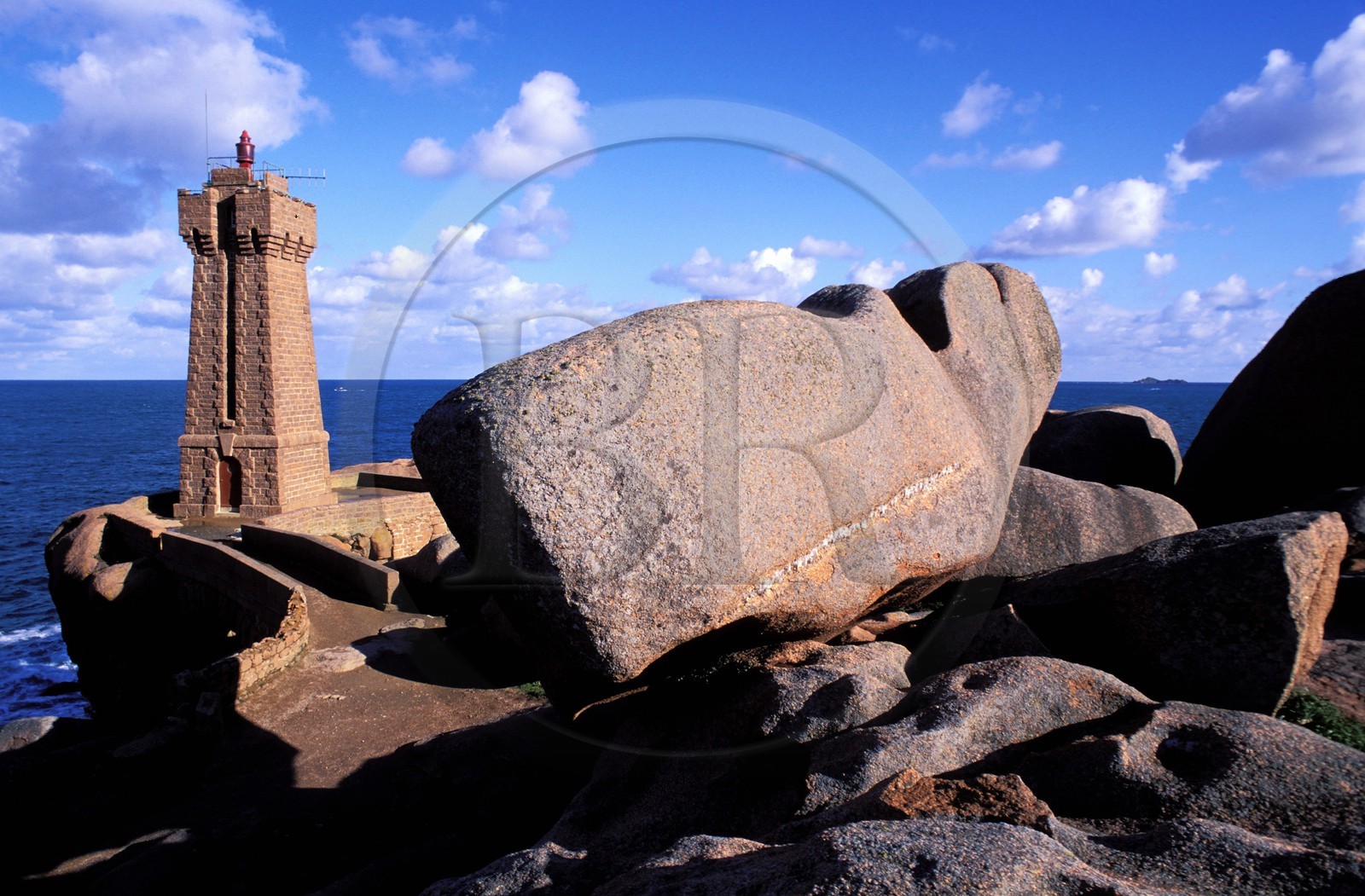 France, Côtes-d'Armor (22), La Côte de granit Rose et le phare de Ploumanach
