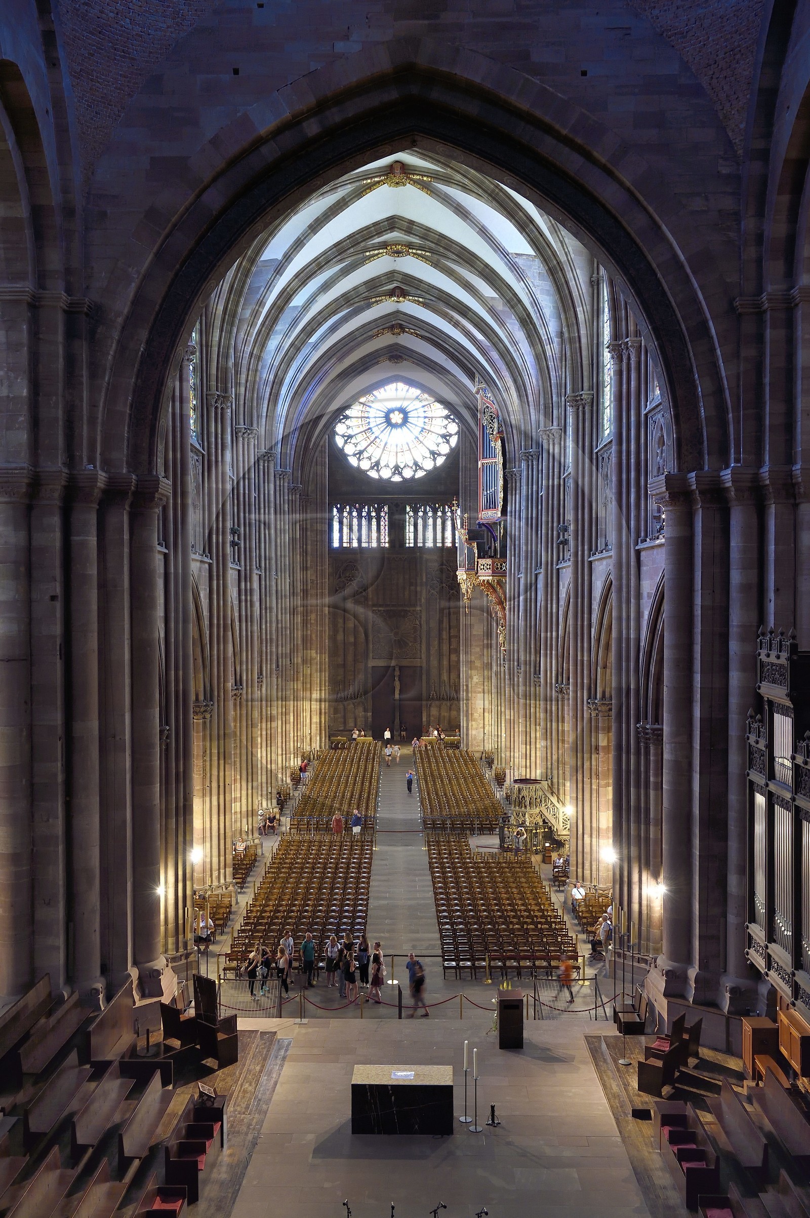 France, Bas-Rhin (67), Strasbourg, vieille ville classée au Patrimoine Mondial de l'UNESCO, la cathédrale Notre-Dame, la nef gothique vue depuis le choeur