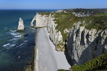 France, Seine-Maritime (76), Pays de Caux, Côte d'Albâtre, Etretat, la falaise d'Aval, l'Arche d'Aval et l'Aiguille, en arrière plan la ville d'Etretat