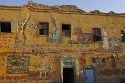 Egypte, Haute Egypte, vallée du Nil, environs de Louxor, Thèbes Ouest, nécropole thébaine, maison peinte au village de Gournah