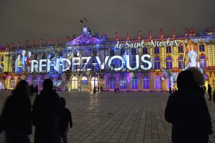 France, Meurthe-et-Moselle (54), Nancy, place Stanislas (ancienne Place Royale) lors de la fête de la Saint-Nicolas, classée Patrimoine Mondial de l'UNESCO,  l'Hotel de ville aux couleurs de la Saint-Nicolas