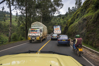 Rwanda, Province du Nord, camions voitures et moto sur la Route Nationale 4 entre Kigali et Ruhengori