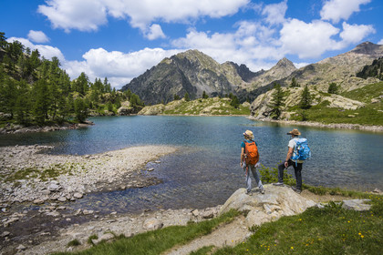 France, Alpes-Maritimes, Parc National du Mercantour (Mercantour national park), Haute Vesubie, Saint Martin Vesubie, Val du Haut Boréon, hikers at the Trecolpas lake (2150m), Mount Pelago on the left and Cime Guilié (2999m) on the right in the background