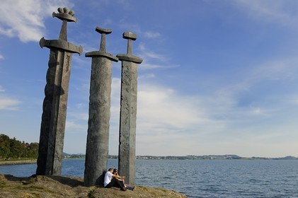 Norvège, Rogaland, Stavanger, les épées monumentales de Fritz Roed (1983) en souvenir de la bataille de Hafsfjord en 872