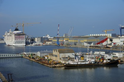 France, Loire-Atlantique (44), port de Saint-Nazaire, le bassin de Saint-Nazaire et les chantiers navals