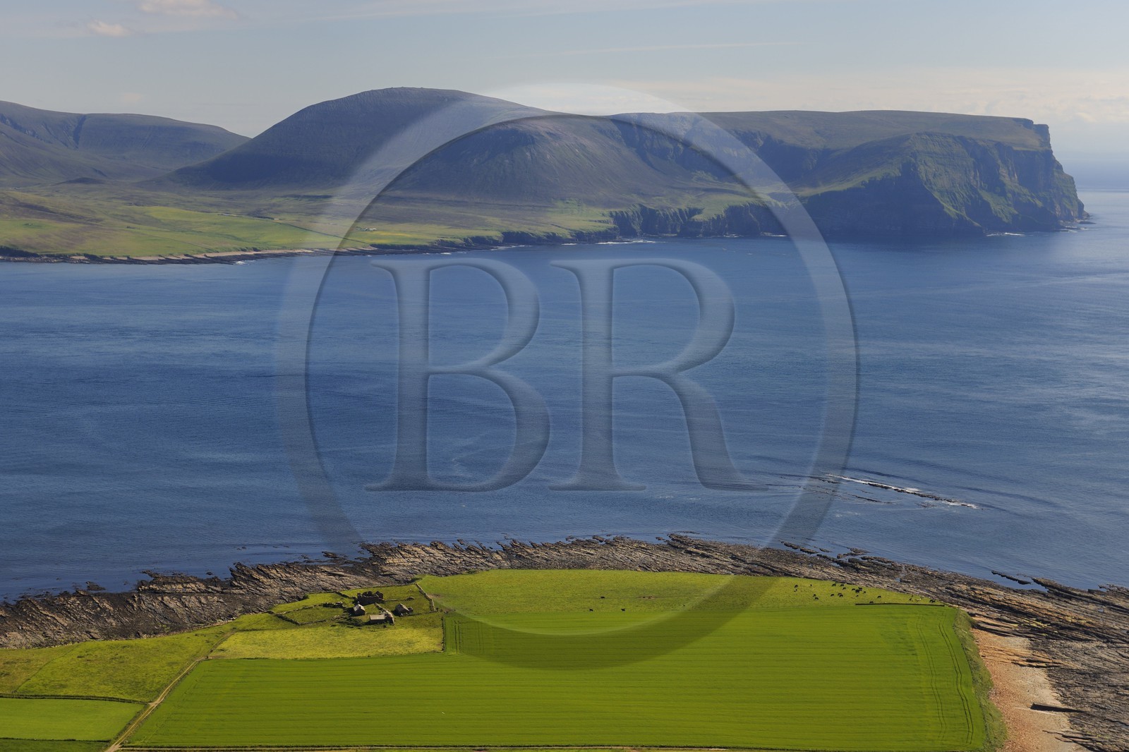 Royaume-Uni, Ecosse, Iles Orcades, Ward Hill qui est la plus haute colline dans les Orcades sur l'Ile de Hoy et un champ de l'Ile de Mainland au premier plan (vue aérienne)