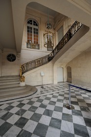 France, Yvelines (78), château de Versailles, classé Patrimoine Mondial de l'UNESCO, le domaine de Marie-Antoinette, le Petit Trianon, le grand escalier de pierre avec sa rampe en fer forgé