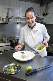 France, Pyrénées-Atlantiques (64), Pays-Basque, Biarritz, restaurant les Rosiers, la chef de cuisine et Meilleur Ouvrier de France Andrée Rosier
