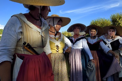 France, Var (83), Massif des Maures, Collobrières, groupe de danseurs et musiciens traditionnels provencaux à la fêtes de la châtaigne