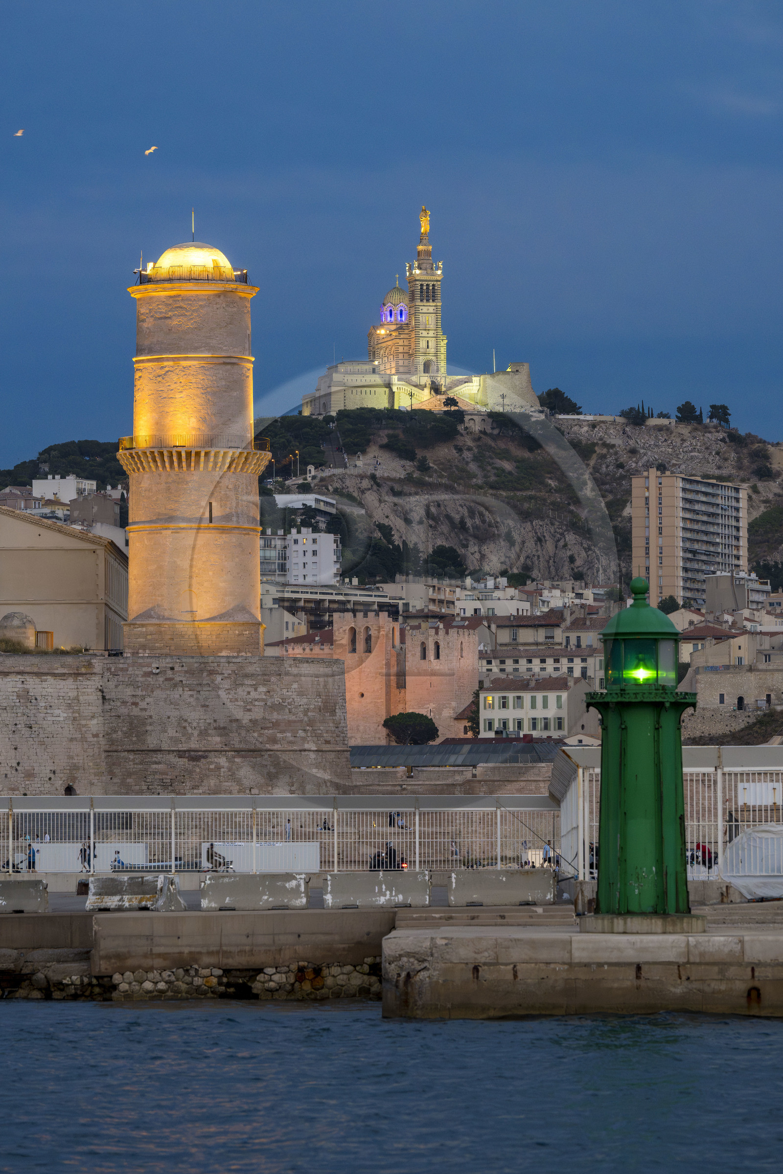 France, Bouches-du-Rhône (13), Marseille, le Fort Saint-Jean à gauche, l’abbaye Saint-Victor à droite, la basilique Notre Dame de la Garde en arrière plan