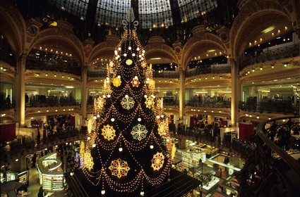 France, Paris (75), les Galeries Lafayette, l'arbre de Noël sous le dôme central