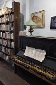 Gabon, Province du Moyen-Ogooué, Lambaréné, l'ancien Hopital Albert Schweitzer devenu musée, le piano sur lequel le docteur aimait jouer du Bach