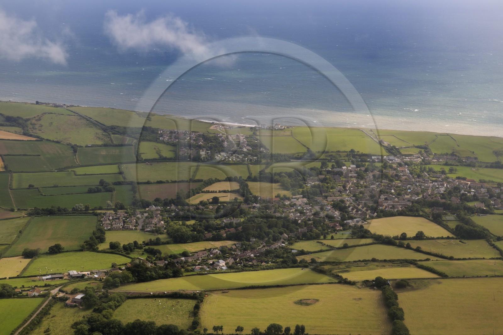 Royaume-Uni, Angleterre, Dorset, les champs en bordure de côte à Burton Bradstock (vue aérienne)