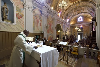 France, Corse-du-Sud (2A), Cargèse, l'église de l'Assomption dite latine édifiée au XIXe siècle, le curé d'origine rwandaise Edouard Sentarure se prépare à la messe dominicale