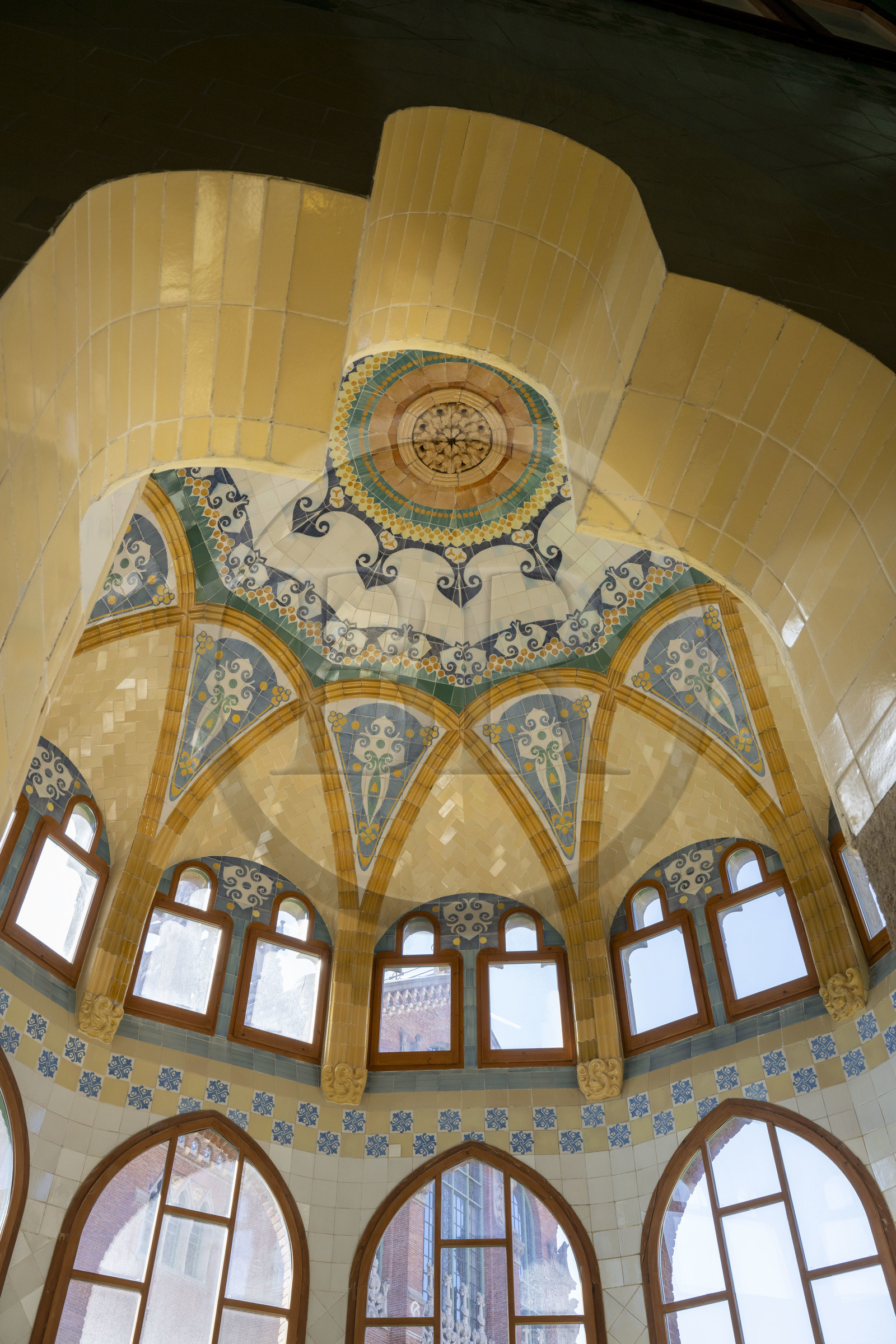 Espagne, Catalogne, Barcelone, quartier d'El Guinardo, ancien Hospital de la Santa Creu i de Sant Pau classé Patrimoine Mondial de l'UNESCO, de style moderniste par l'architecte Domenech i Montaner, aujourd'hui un musée et un centre culturel, plafond en mosaïque dans le pavillon Sant Salvador