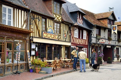 France, Calvados (14), Pays d'Auge, Beuvron-en-Auge, labellisé Les Plus Beaux Villages de France, creperie et bistrot