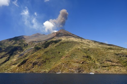 Italie, Sicile, iles Eoliennes, classées Patrimoine Mondial de l'UNESCO, ile de Stromboli, une des multiples et régiulières éruptions du volcan Stromboli qui culmine à 924m