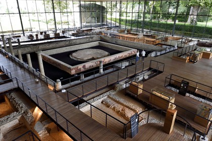 France, Dordogne (24), Périgord Blanc, Périgueux, musée Vesunna, Site-Musée Gallo Romain conçu par l'architecte Jean Nouvel (mention obligatoire), vestiges d'une grande demeure gallo-romaine ornée d'enduits peints, la domus de Vésone
