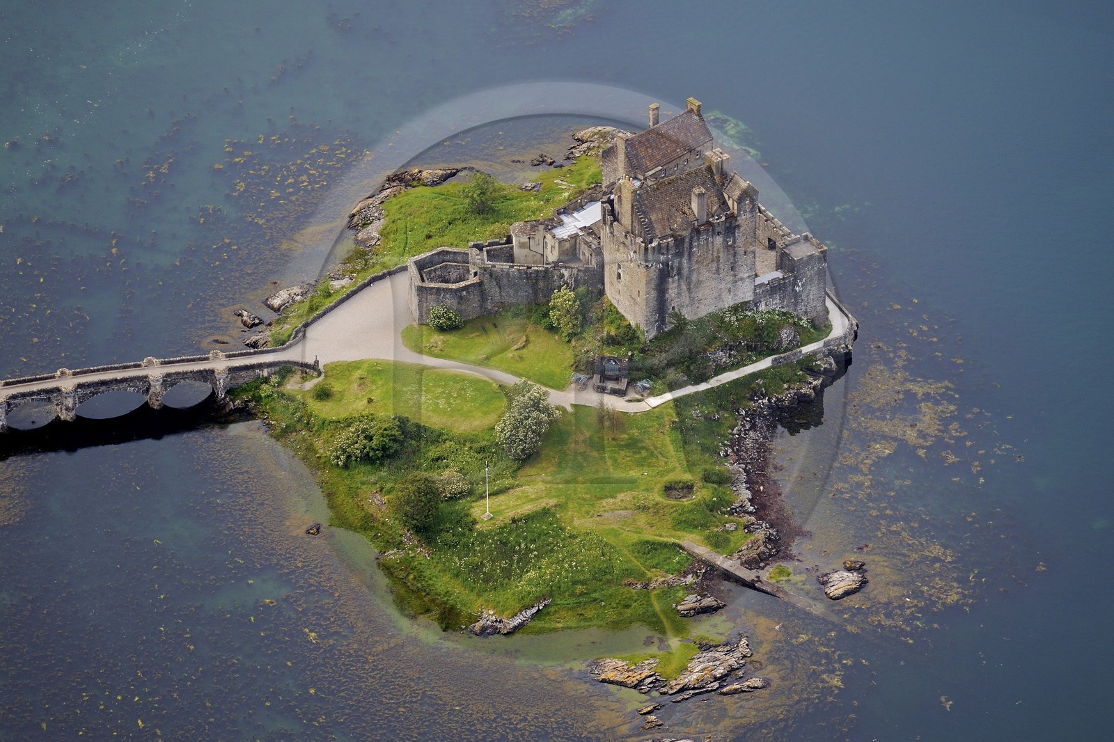 Royaume-Uni, Ecosse, Highland, Dornie, Eilean Donan castle à l'entrée du Loch Duich (vue aérienne)