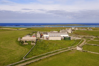 Royaume-Uni, Ecosse, Iles Orcades, Ile de Papa Westray, champs et fermes éparses sur cette toute petite île (environ 9 km²) (vue aérienne)