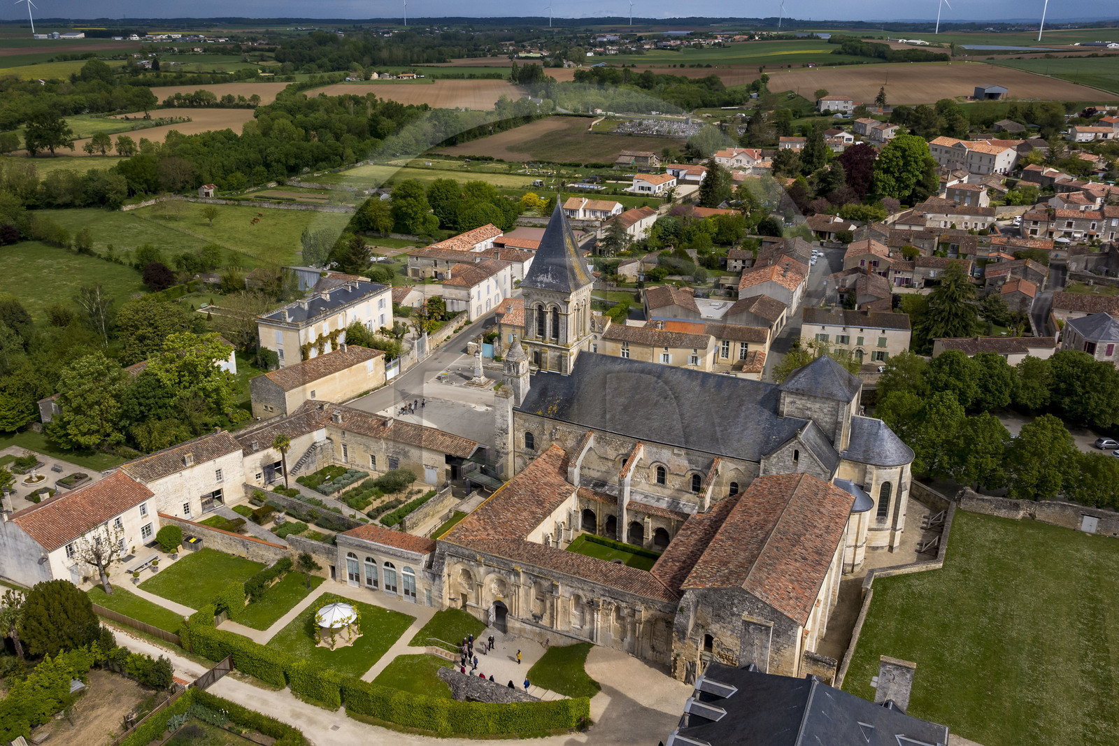 France, Vendée (85), Nieul-sur-l'Autise, Abbaye royale Saint-Vincent fondée en 1069, abrite la tombe d'Aénor de Châtelleraut mère d'Alienor d'Aquitaine (vue aérienne)