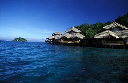 Philippines, île de Mindanao, région de Davao, l' hôtel Pearl Farm Beach resort et ses bungalows