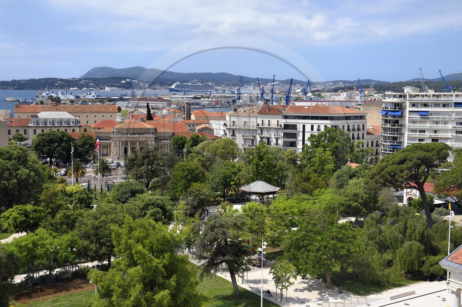 France, Var (83), Toulon, quartier Chalucet, le Jardin Alexandre 1er et le port en arrière plan