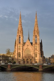 France, Bas-Rhin (67), Strasbourg, l'église réformée Saint Paul etl a rivière Ill