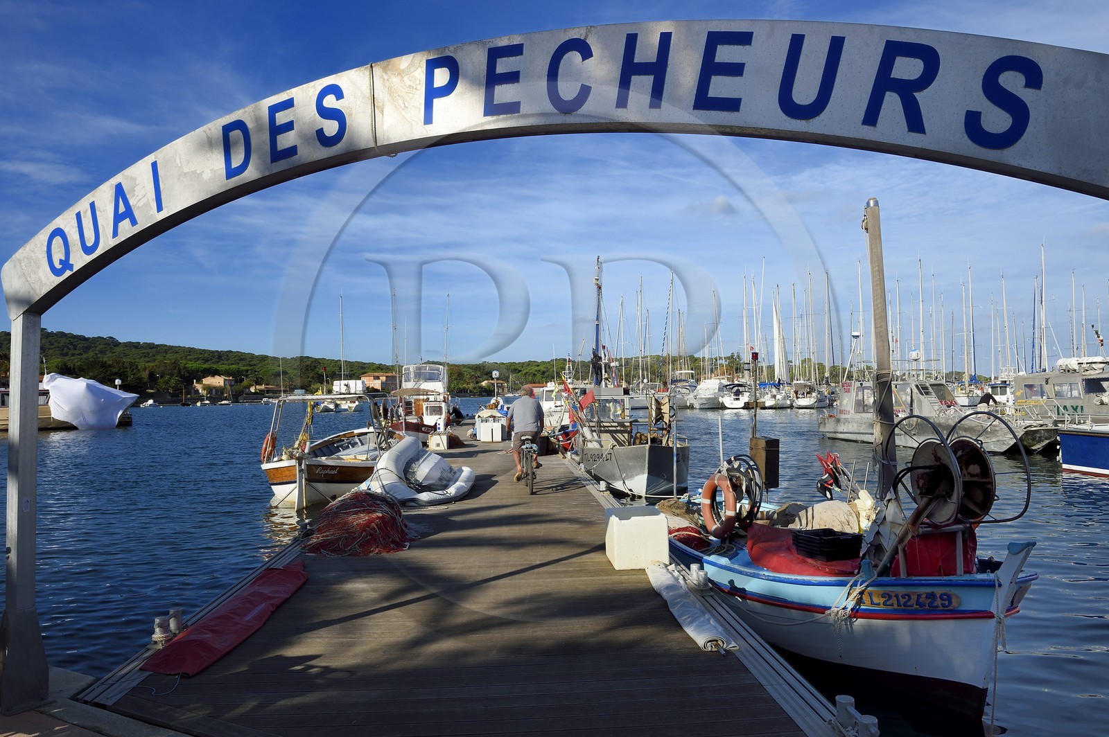 France, Var (83), Iles d'Hyères, parc national de Port Cros, Ile de Porquerolles, le quai des pêcheurs sur le port du village