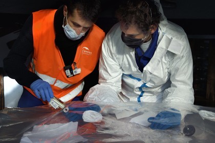 France, Bas-Rhin (67), Schiltigheim, intervention de deux ingénieurs de l’Agence nationale pour la gestion des déchets radioactifs (Andra) chez des particuliers pour enlever la radioactivité d’un modèle rare de fontaine au radium centenaire, la source est une porcelaine irradiée au radium que l'on faisait infuser dans de l'eau froide dans un verre dédié