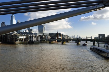 Royaume-Uni, Londres, les gratte-ciel de la City avec la tour 20 Fenchurch Street surnommée le Talkie-Walkie conçu par l'architecte Rafael Vinoly au centre, le pont de Southwark Bridge sur la Tamise, le Tower Bridge en arrière plan
