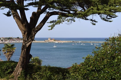 France, Pyrénées-Atlantiques (64), la côte du Pays-Basque, Ciboure, la Villa Art déco Leihorra, vue du jardin sur la baie de Saint-Jean-de-Luz et le fort de Socoa en arrière plan