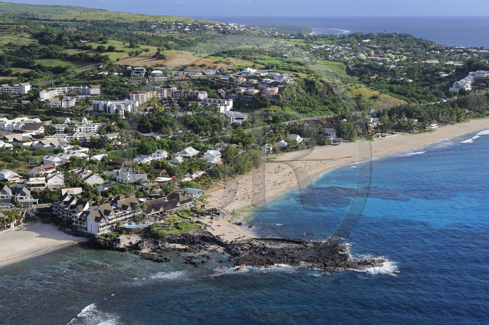 France, île de la Réunion, commune de Saint-Paul, plage de Boucan Canot, l'hôtel de luxe Boucan Canot (vue aérienne)