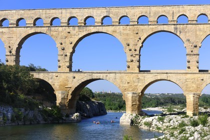 France, Gard (30), le Pont du Gard classé Patrimoine Mondial de l'UNESCO, aqueduc romain qui enjambe le Gardon, descente en canoë-kayak du Gardon