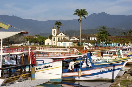 Brésil, état de Rio de Janeiro, la Costa Verde, Parati, ville coloniale fondée en 1667 pour exporter l'or brésilien, le port et l'église Santa Rita en arrière plan (Route de l'or, Estrada Real)