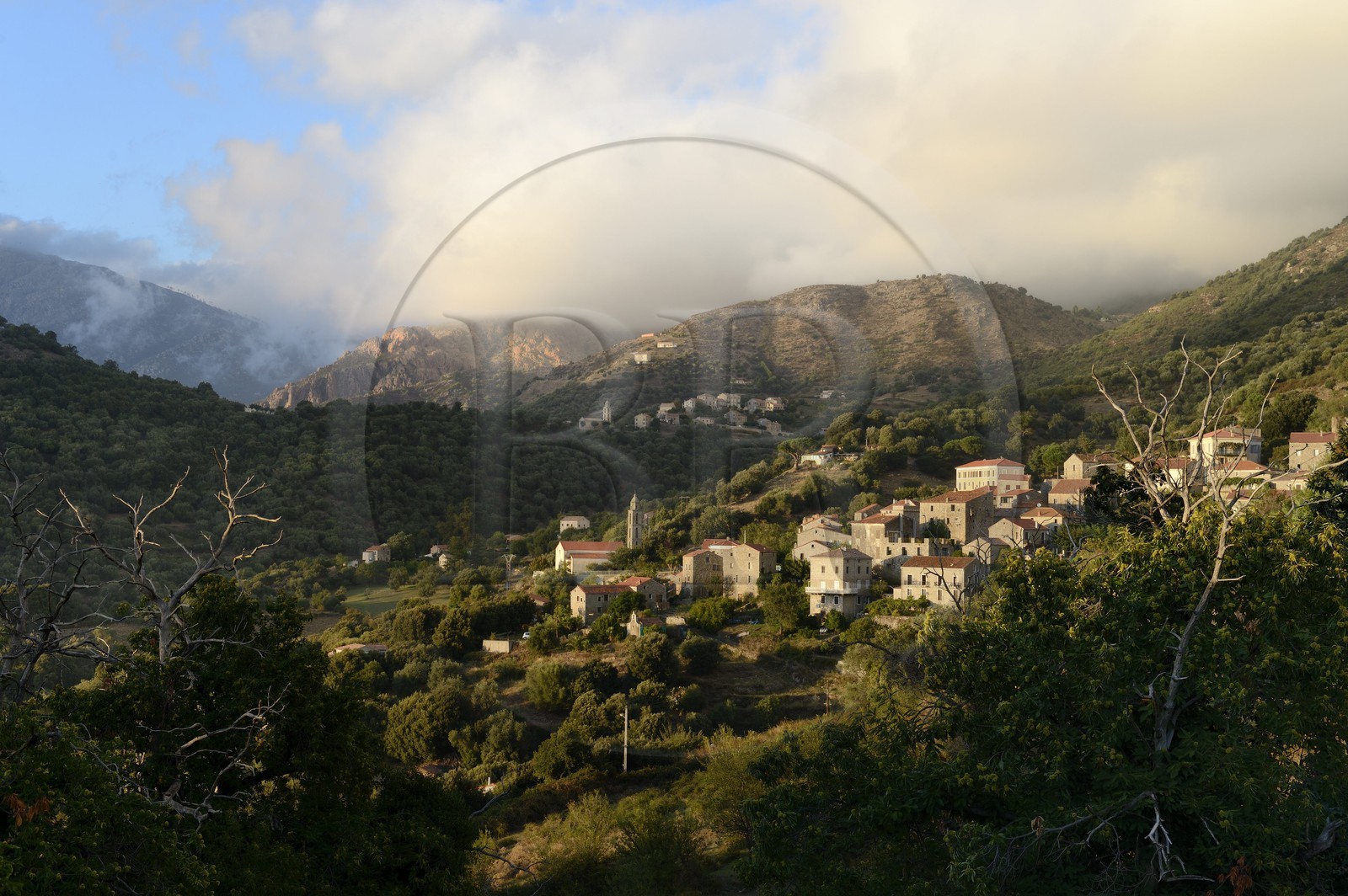 France, Corse-du-Sud (2A), région de Sartène, village de Fozzano et Santa Maria Figaniella en arrière plan