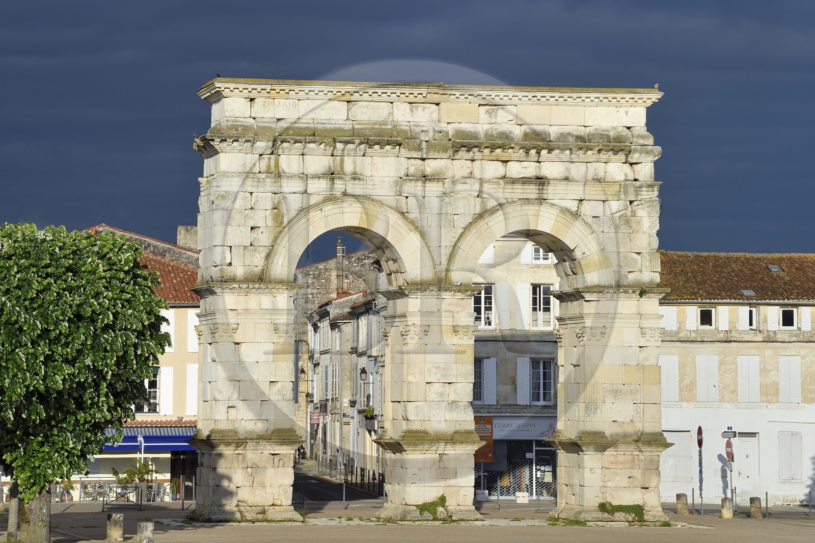 France, Charente-Maritime (17),  Saintonge, Saintes, l'arc de Germanicus est un arc routier en bordure de la Charente érigé en l'an 18-19 en l'honneur de l'empereur Tibère, son fils Drusus et son neveu et fils adoptif Germanicus