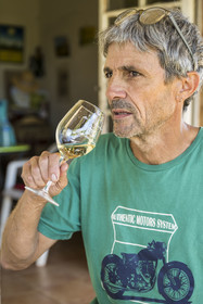 France, Hérault (34), Vic-La-Gardiole, Mas de la Plaine Haute, dégustation de vin chez le viticulteur Olivier Robert sur la terrasse de son mas