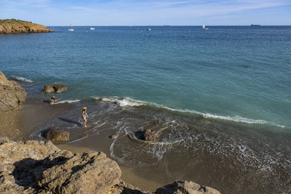 France, Hérault (34), Sète, crique de l'Anau - la Conque avec une plage de sable fin et d’eau turquoise située aux pieds des falaises de la ville