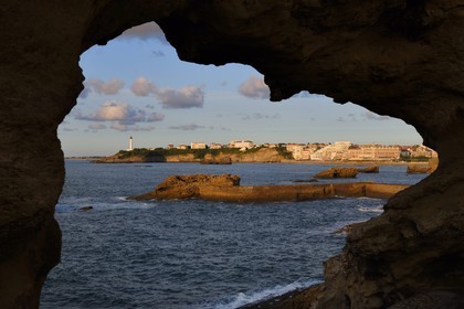 France, Pyrénées-Atlantiques (64), Pays-Basque, Biarritz depuis le Rocher de la Vierge, le phare et l'Hotel du Palais sur la Grande Plage en arrière plan